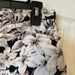Womens Jones New York cropped pants black and white tropical floral print sz M